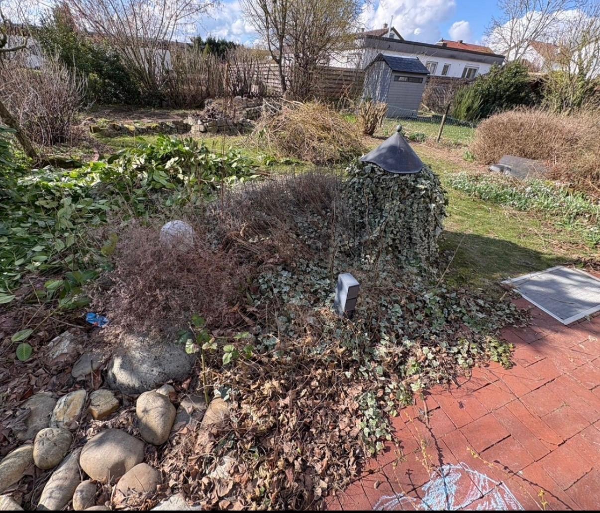 Steinbeet freigelegt – Gartenpflege in Böckingen – Vorher