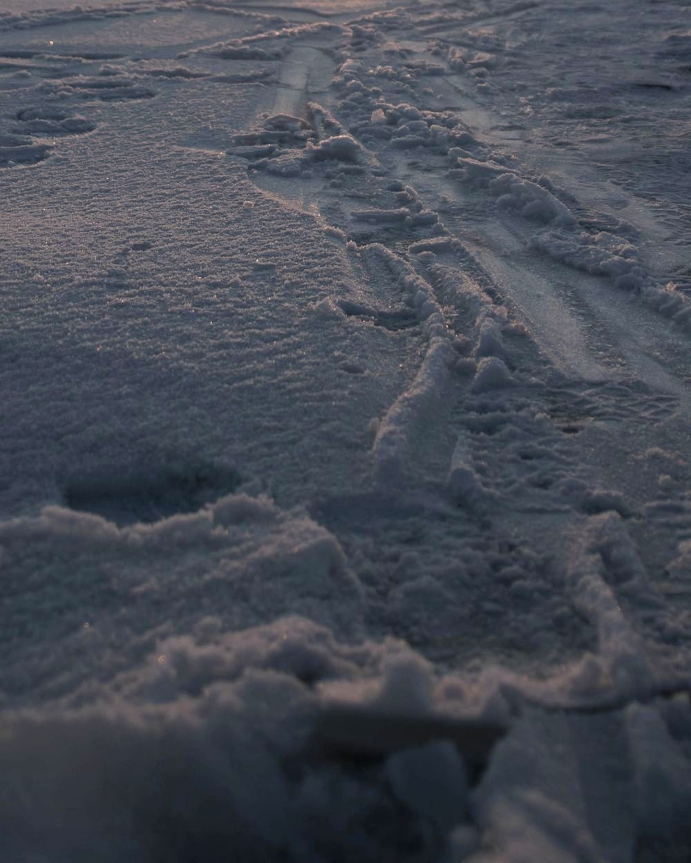 Geräumte Schneefläche im Morgenlicht